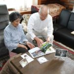 伯父の米寿記念のフォトブックを眺める　伯父夫婦です。