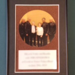 アーティスト様との記念写真をゴールドディスク風のガラスプレートにして、贈り物として製作を承りました。